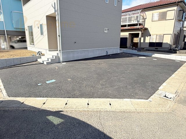 常総市東野原第1　新築戸建て　1号棟の駐車場|カースペースは3台完備。ゲスト用のスペースも確保できますね♪