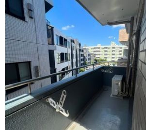 【バルコニー】 | メゾン淀橋 | 暖かな日差しのふりそそぐバルコニー