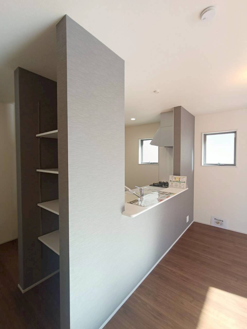 三郷市　戸ケ崎1丁目　新築戸建　全1棟　のキッチン|キッチン横の収納が便利です