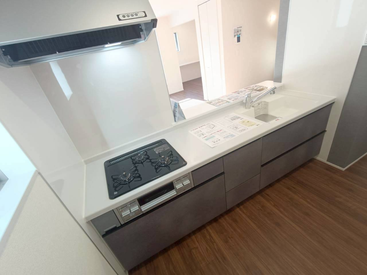 三郷市　戸ケ崎1丁目　新築戸建　全1棟　のキッチン|キッチンスペースも広く、ご夫婦二人でキッチンに立っても問題ありませんよ