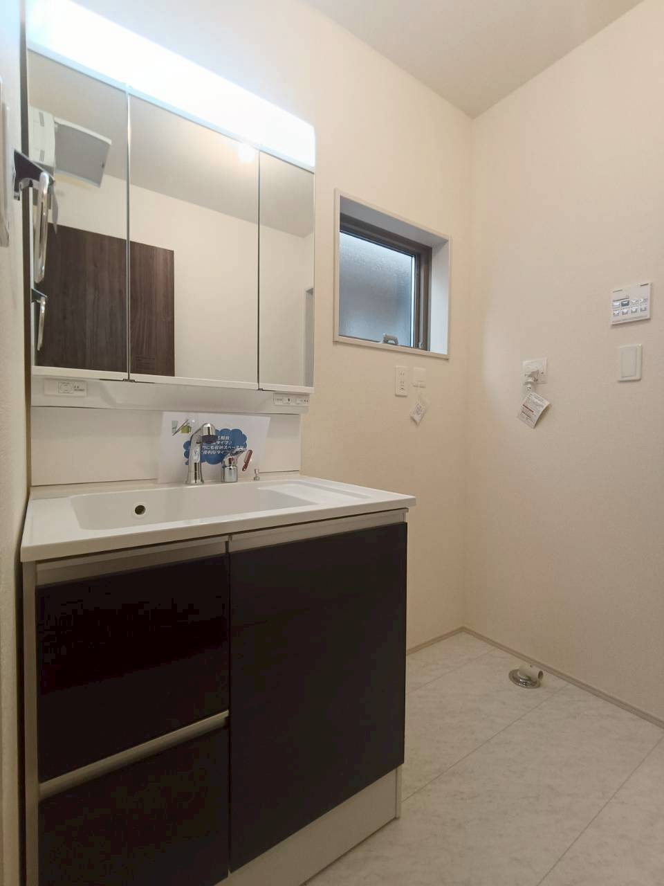 三郷市　戸ケ崎1丁目　新築戸建　全1棟　の洗面所|ゆったり落ち着いてお使い頂ける広さが魅力のパウダールーム