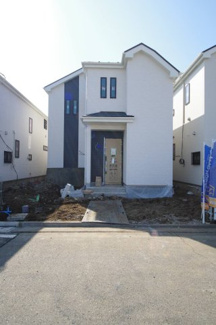 【前面道路含む現地写真】 | 【仲介手数料無料！！】府中市住吉町3丁目　新築戸建て（全7棟）B号棟　5590万円 | 北側は現況、駐車場になっております。