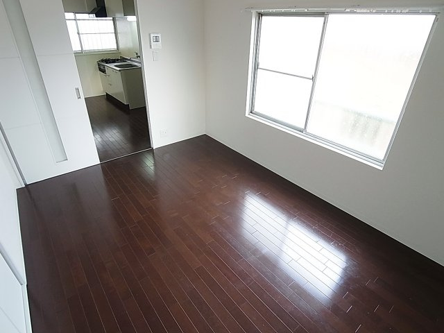 セビーヌ鈴蘭台の居間・リビング|綺麗なフローリングの室内