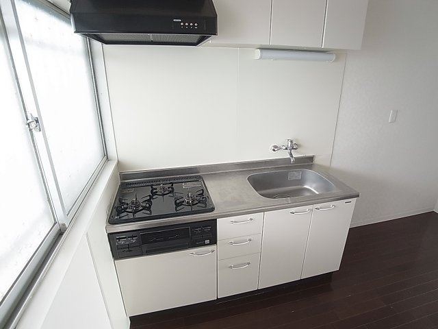 セビーヌ鈴蘭台のキッチン|システムキッチン。3口ガスグリル付き