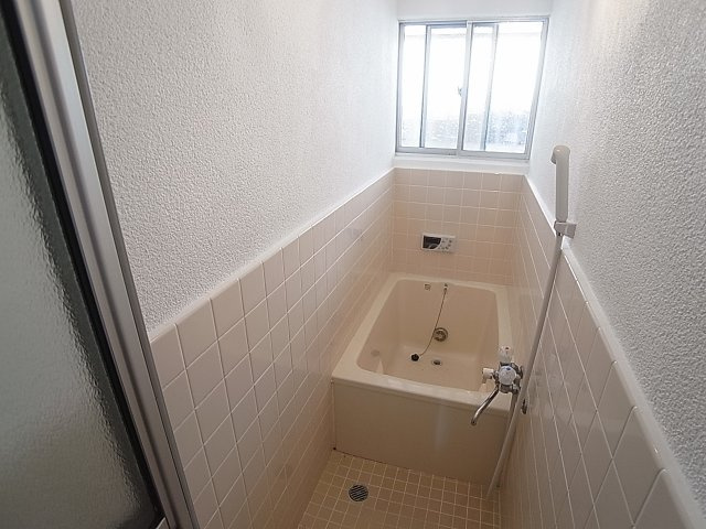 セビーヌ鈴蘭台の浴室|追炊き機能付きのバスルーム、小窓も完備