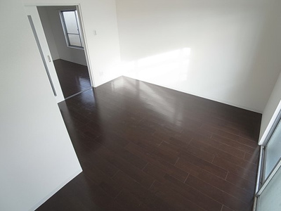 【内装】 | セビーヌ鈴蘭台 | 洋室もシックな色合いのフローリング