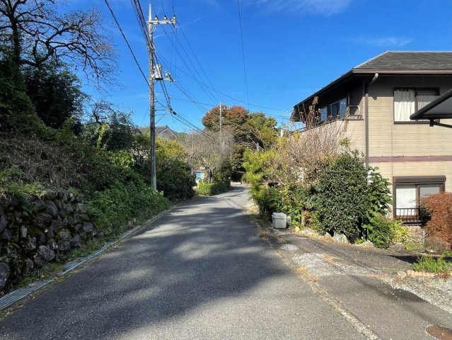 あきる野市留原　中古戸建の前面道路含む現地写真