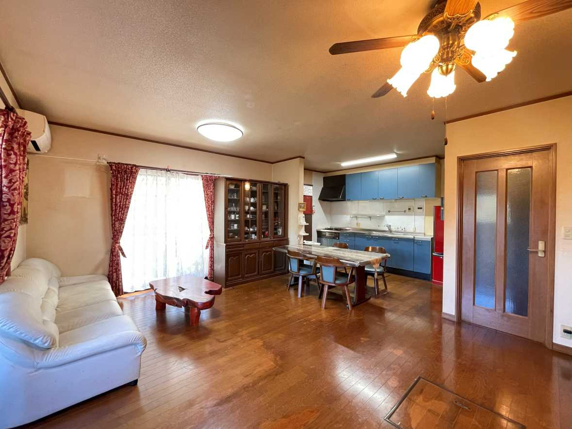 あきる野市留原　中古戸建の居間・リビング|広々と明るいLDK！