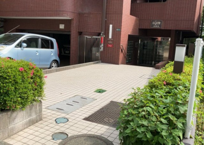 【中庭】 | レジェンド相模原 | 中庭（パティオ）とは、一つの建築物の内部に設けられた、壁などで囲われている庭のことを指します。コの字型、ロの字型が主流ですが、L字型の中庭もあります。最近では、インテリア性の高さからも人気があります。