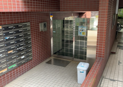 【エントランス】 | レジェンド相模原 | マンションのエントランスには、もともと風よけや防犯の役割がありますが、マンションによって宅配ボックスなどの設備が備わっている所もあります。日々の生活をイメージしながら生活しやすさをチェックしましょう。