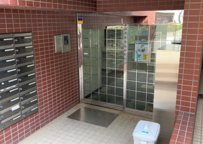 【受付】 | レジェンド相模原 | 受付はマンションコンシェルジュがいる場合もあれば、管理人が滞在する小部屋を総称して呼ぶことがあります。主にエントランスに設置されていることから、防犯面でも期待ができます。防犯設備がない場合はより安心！