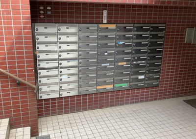 【設備】 | レジェンド相模原 | エントランス付近に設置されている集合ポストは、住んでいる部屋と離れているため、ポストをあさるなど誰かに何かされていても被害に気づきにくいです。入居する時には他人に特定されにくい番号で鍵をかけましょう！