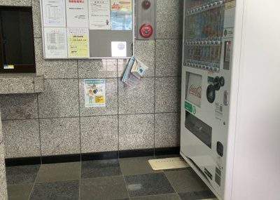 【ロビー】 | レジェンド相模原 | ロビーというと、エントランスと何がちがうの？と思いますよね。実はロビーとエントランスには明確な決まりはありません。物件によっては、エントランスを入って広がるある程度の広さのある空間がロビーとなります。