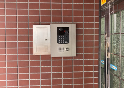 【防犯設備】 | レジェンド相模原 | 当然のことではありますが、オートロックやセンサーライト、ホームセキュリティーなどの防犯設備があれば、小さいお子様がいるご家庭も安心ですよね！まず物件購入の際は、防犯設備もチェックするようにしましょう。