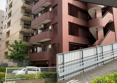 【現況写真】 | レジェンド相模原 | 道幅が広い場所は日当たりや風通が良好です。幅が広いのですれ違いも可能ですし大きな車でも駐車可能！一方で、大型車が通ることも多くなるため交通量の増加により騒音に繋がります。また土地の値段が高くなります。