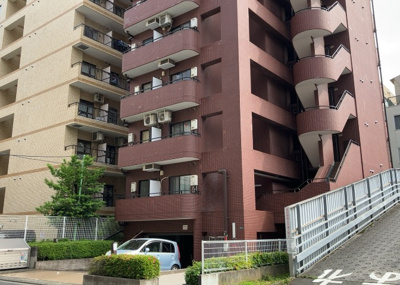 【構造・工法・仕様】 | レジェンド相模原 | ＲＣ造、Reinforced Concreteは直訳すると補強されたコンクリートです。主に柱や梁・床・壁が鉄筋とコンクリートで構成おり、鉄筋を組んだ型枠にコンクリートを流し込んで固めたものを指します。