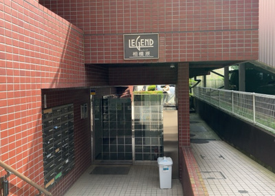 【玄関】 | レジェンド相模原 | 玄関は家の顔でもあり、家族以外の目にも止まる場所です。玄関は外との間を仕切る扉、靴などをしまっておく収納スペース、靴脱ぎのたたきスペース、来客とのやり取りをするドアホンなど複数のアイテムからなります。