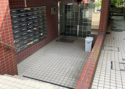 【内装】 | レジェンド相模原 | 共有部分は、住民なら誰もが使える設備のこと。例えば駐車場やエレベーター、インターネット設備、セキュリティ設備などがあります。他にも、マンションの廊下・外部階段やエントランス・ゴミ置き場などがあります。