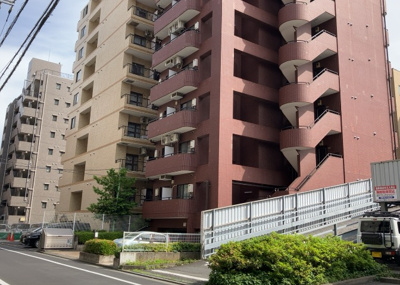 【外観】 | レジェンド相模原 | 外観はマンション管理がされているかの目安になります。築年数が古いと、壁面は劣化してひび割れが生じることも！建物が古びていても細かいところが修繕されていると、きちんと管理されているなぁと感じるでしょう。