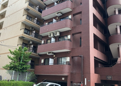 【バルコニー】 | レジェンド相模原 | 一般的なバルコニーは、奥行1.5ｍ程ですが、ワイルドバルコニーは2ｍまで広がっています。そのため洗濯物の間隔をあけ干すことができ、乾きやすいというメリットや、ガーデニングが楽しめる等の特徴があります。