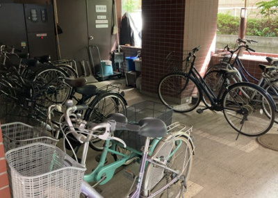 【駐車場】 | レジェンド相模原 | 車一台あたりに必要なスペースは、標準サイズの普通自動車で横幅2m50cm、長さ5mは必要になります。ただし、乗降のことも考慮して横幅3m30cm、長さ5m50cmほどは確保できるところを選びましょう。