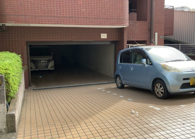 【駐車場】 | レジェンド相模原 | 駐車場と明記されていても、最小スペースでつくられた駐車場だと大型車は駐車できなかったり、出入りしにくくなったりする可能性があります。お車のサイズと購入したい物件の駐車場のサイズを現地で確認しましょう。