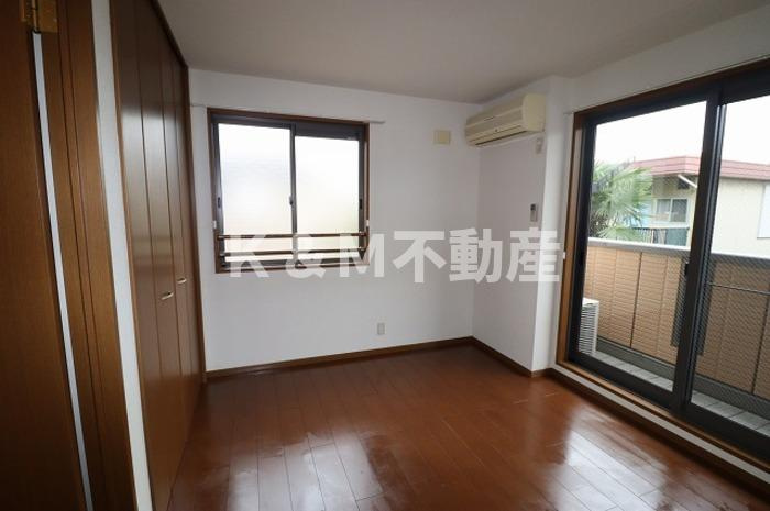 シャレー馬橋の居間・リビング|こちらの居間で趣味の時間をお楽しみください