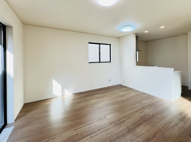 【居間・リビング】 | 市川市須和田２丁目新築戸建【真間小学校：8分】 | 15.37帖リビングダイニングキッチン
