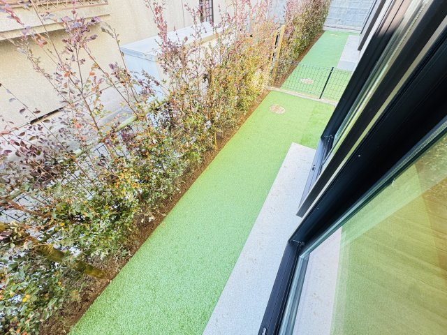 【庭】 | 市川市須和田２丁目新築戸建【真間小学校：8分】 | 南側隣地境界スペース