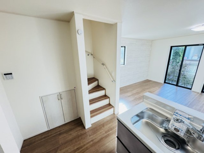 【居間・リビング】 | 市川市須和田２丁目新築戸建【真間小学校：8分】 | 家族の顔が見えるリビングイン階段