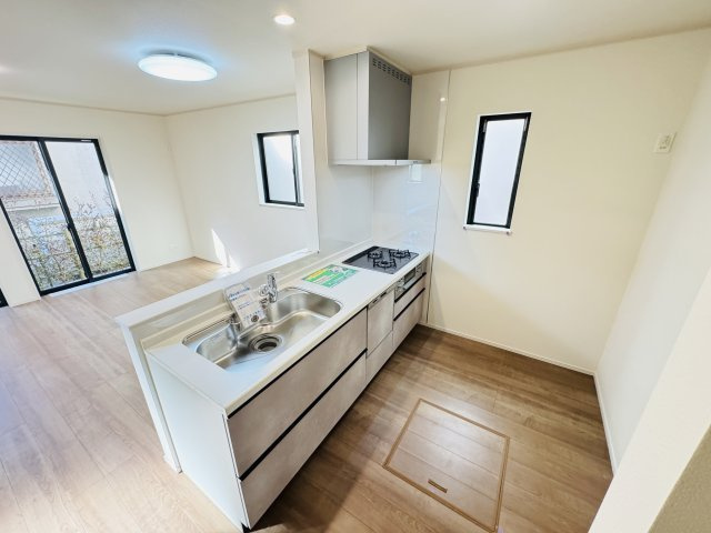 【キッチン】 | 市川市須和田２丁目新築戸建【真間小学校：8分】 | お手入れしやすいレンジフード・シンクの水栓には浄水器がついてます！