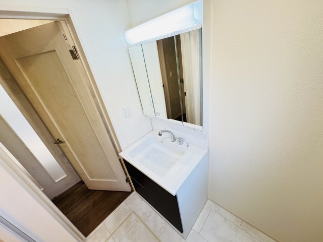 【独立洗面台】 | 市川市須和田２丁目新築戸建【真間小学校：8分】 | シャワーヘッド付き三面鏡洗面化粧台