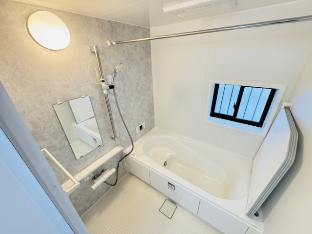 【浴室】 | 市川市須和田２丁目新築戸建【真間小学校：8分】 | 手元で水流切り替えシャワーヘッド・足を伸ばせる広々浴槽で毎日リラックス♪