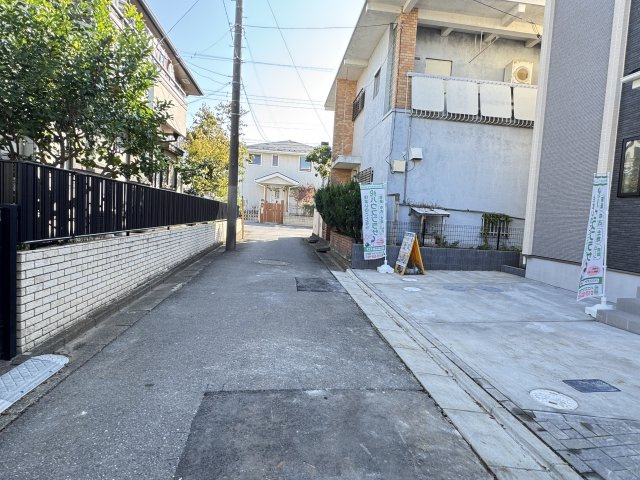 市川市須和田２丁目新築戸建【真間小学校：8分】の前面道路含む現地写真|北側前面道路