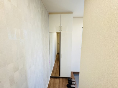 【玄関】 | 市川市須和田２丁目新築戸建【真間小学校：8分】 | ミラー付きシューズボックス