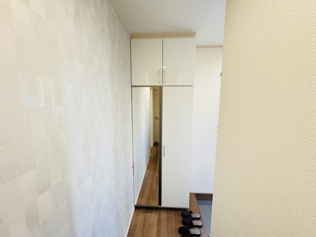 【玄関】 | 市川市須和田２丁目新築戸建【真間小学校：8分】 | ミラー付きシューズボックス
