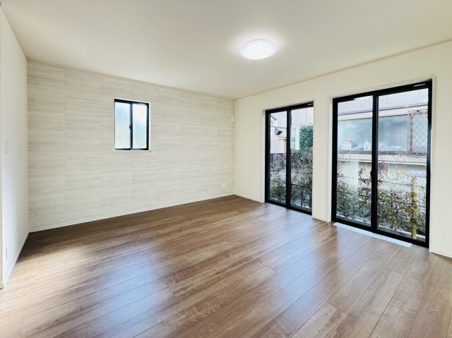 【居間・リビング】 | 市川市須和田２丁目新築戸建【真間小学校：8分】 | 15.37帖リビングダイニングキッチン