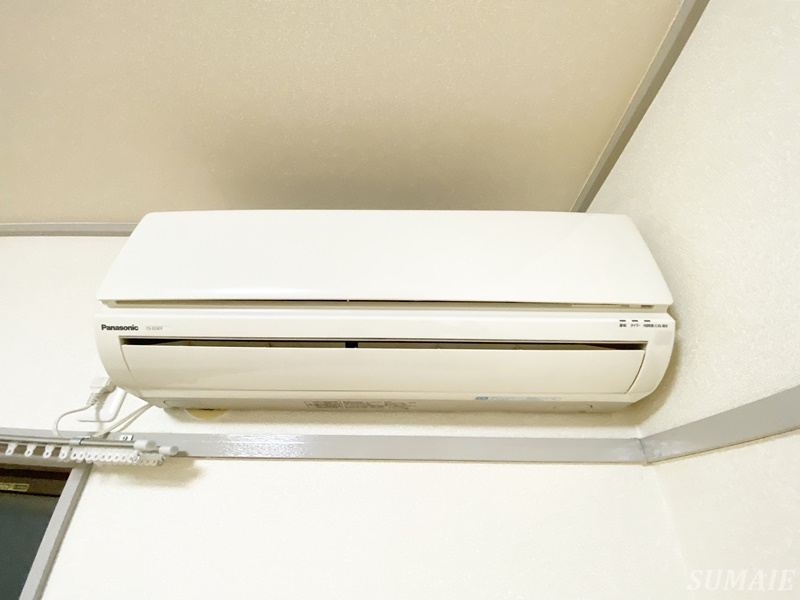 ヒルズＢのエントランス|とっても明るい居室空間です。