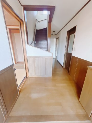 【中古戸建】太田市緑町の玄関|■玄関｜毎日の「いってらっしゃい」や「お帰りなさい」を大切なご家族と過ごす玄関は〈使いやすさ〉を追求しております。玄関横の物入は急な来客時でもさっとお片付けできるスペースを確保しています。