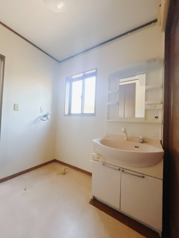 【中古戸建】太田市緑町の独立洗面台|■洗面室｜洗濯機を置いてもゆとりある広さの洗面脱衣室です♪三面鏡の洗面化粧台なので身支度もしやすくおしゃれが好きな方にも嬉しい設計です♪窓があるので換気の際も楽ちんです♪