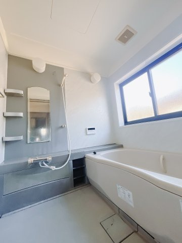 【中古戸建】太田市緑町の浴室|■浴室｜ゆったり足を伸ばせるサイズの浴室(*＾＾*)　夜間のお洗濯や、雨の日のお洗濯に大活躍の浴室暖房乾燥機付き！お子さまとの入浴の際に嬉しいエコベンチ浴槽付きです♪