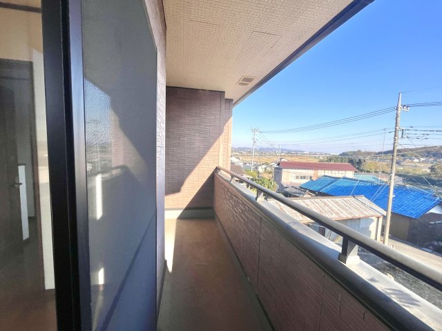 【中古戸建】太田市緑町のバルコニー|■バルコニー｜プライバシーが守られたインナーバルコニーは、くつろぎの空間としても、アウトドアの空間としても活躍をしてくれます。