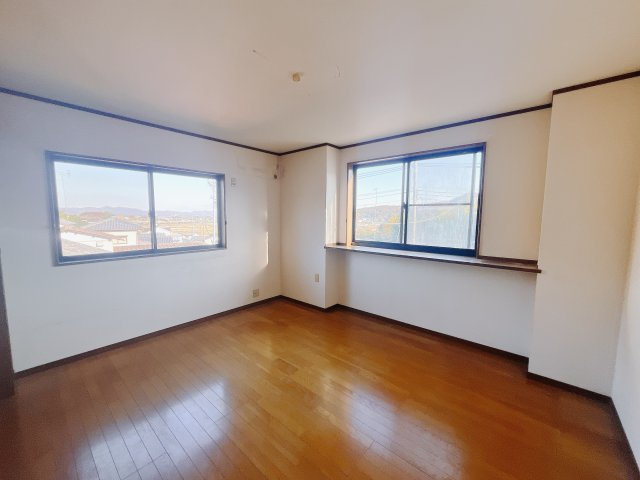 【中古戸建】太田市緑町の寝室|■主寝室｜広い寝室ならインテリアも自由自在にお楽しみいただけます♪お外から帰ってきた後は寝室でゆっくり自分の時間をお過ごしください。