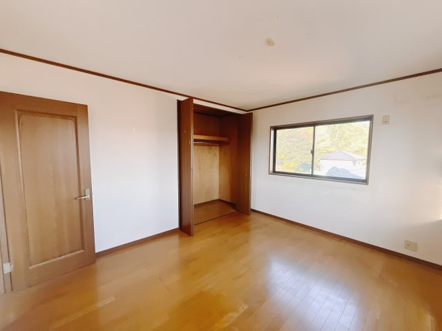 【中古戸建】太田市緑町の洋室|■2階洋室｜お子様の一人部屋にピッタリな洋室。木のぬくもりを感じるフローリングは、天然木の味わいが時とともに深みを増していきます。また、傷にも強く、フリーワックスでお手入れもラクラクです♪
