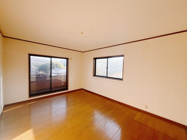 【中古戸建】太田市緑町の洋室|■2階洋室｜ナチュラルカラーの床です。模様替えなどとても楽しく工夫できます♪陽当たり、風通しもとても良いので毎日快適な生活スタートです！子供部屋にも良いですね♪