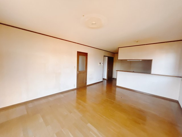 【中古戸建】太田市緑町の居間・リビング|■リビング｜木製で懐かしさのある家具やアンティーク調の小物に囲まれてレコードを流したり小説を読んだり…そんな心ときめく暮らしをしませんか？