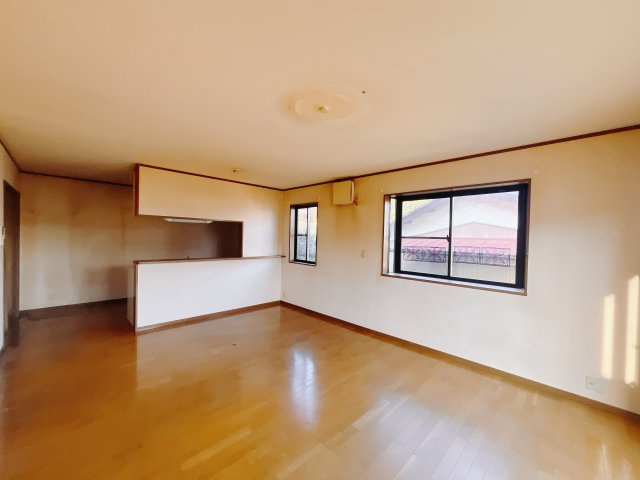 【中古戸建】太田市緑町の居間・リビング|■リビング｜家族でゆったりくつろげる、居心地の良いリビング♪賃貸と違って、テレビや音楽の音を気にしなくて良いことが嬉しいですね(*＾＾*)