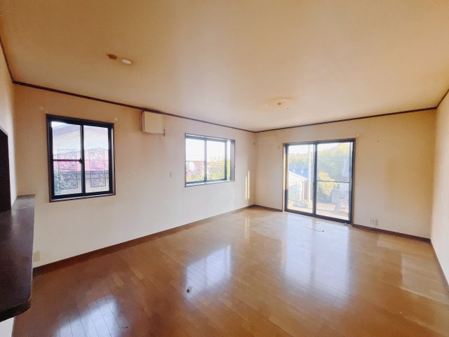 【中古戸建】太田市緑町の居間・リビング|■リビング｜陽当たり良好のリビングダイニング♪賃貸では叶わなかった、お友達とのホームパーティや大音量で映画やテレビを楽しむことができます(*^^*)