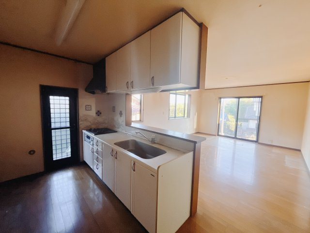 【中古戸建】太田市緑町の居間・リビング|■リビング｜キッチンからお部屋全体が見渡せる一続きの空間！お子様にも目の行き届く安心設計でお部屋のどこにいても会話が弾みます♪