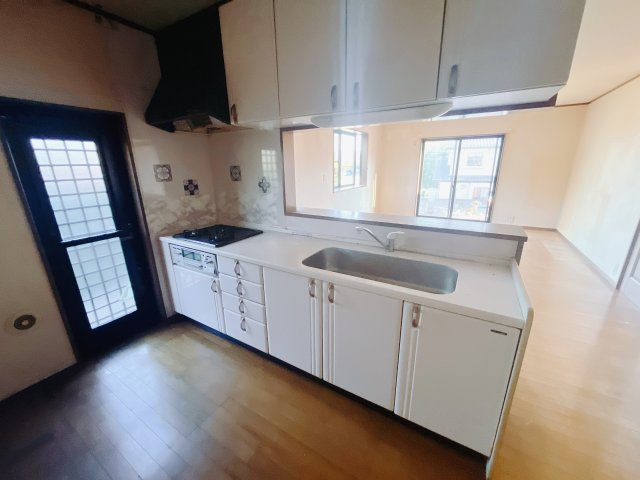 【中古戸建】太田市緑町のキッチン|■キッチン｜作業がはかどる広々カウンタースペース。会話がはずむ「オープンキッチン」なので家族とのコミュニケーションも活発になります。